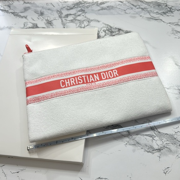 NWT Dior cloth pouch
Coral color
Never used
Still in box
100% Authentic - Picture 4 of 7